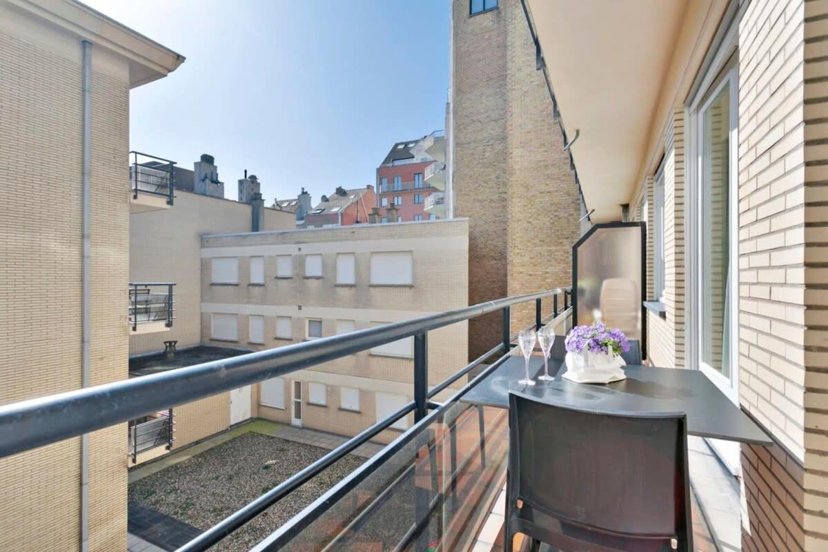Huswell - Stylish Apartment At The Zeedijk Of Knokke Exterior photo