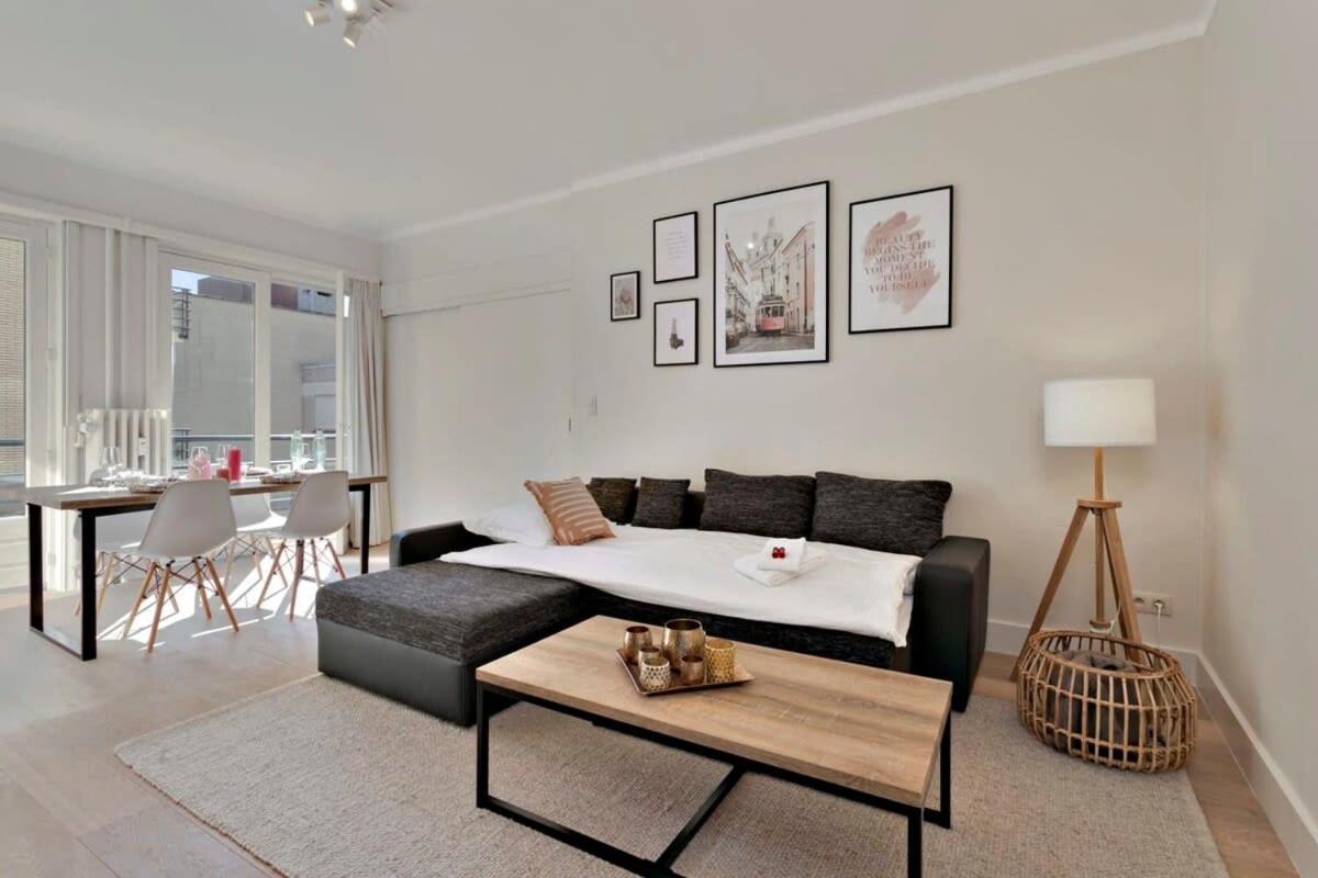 Huswell - Stylish Apartment At The Zeedijk Of Knokke Exterior photo
